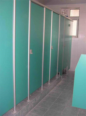 四川地區(qū)衛(wèi)生間隔斷選購指南 材質(zhì)、防潮與區(qū)域考量